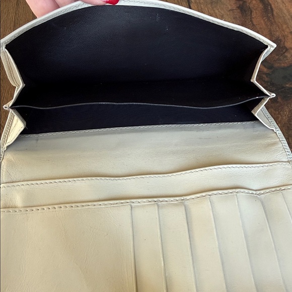Gucci Ivory Embossed Leather Wallet - Picture 7 of 8